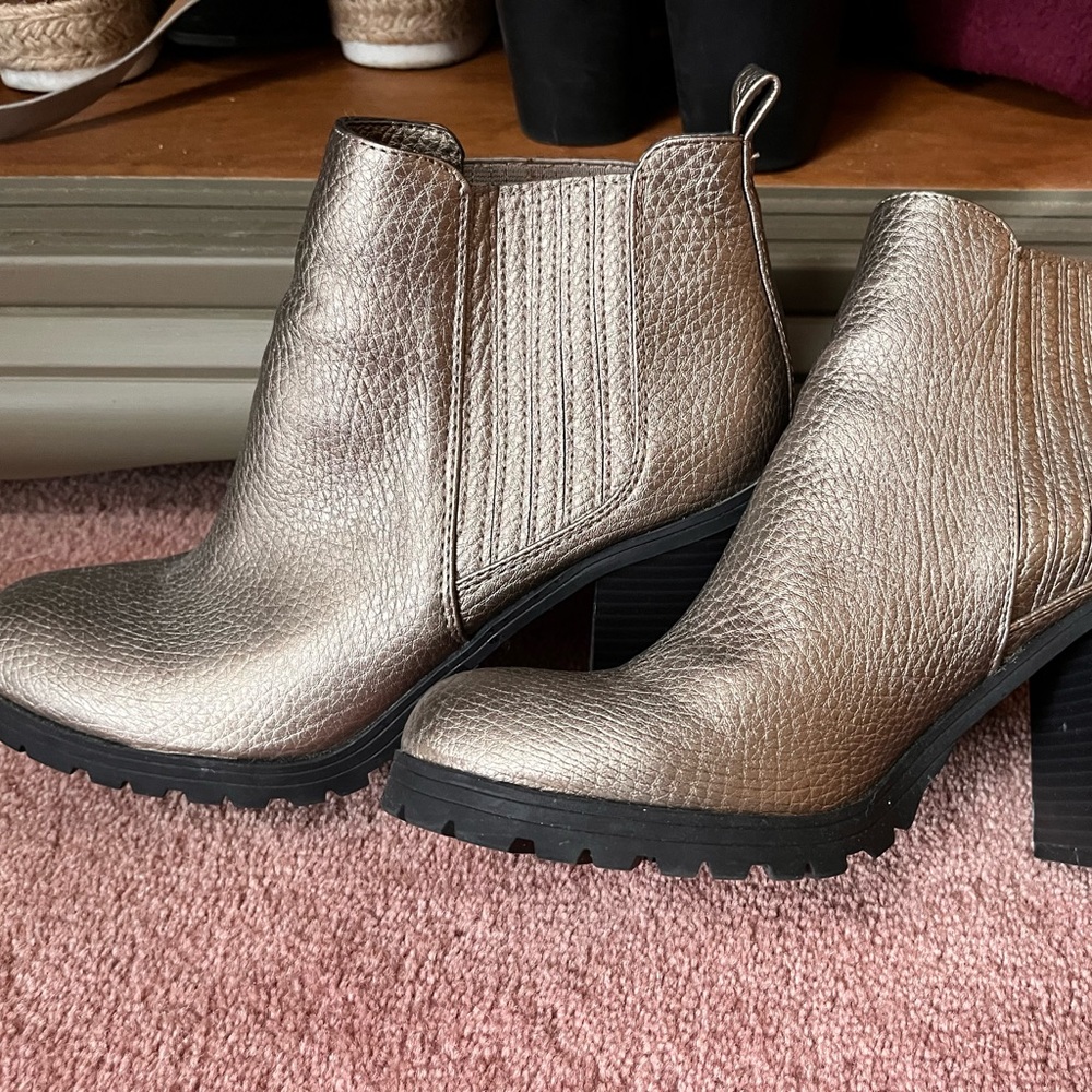 Sam & Libby gold ankle boots, Size 9